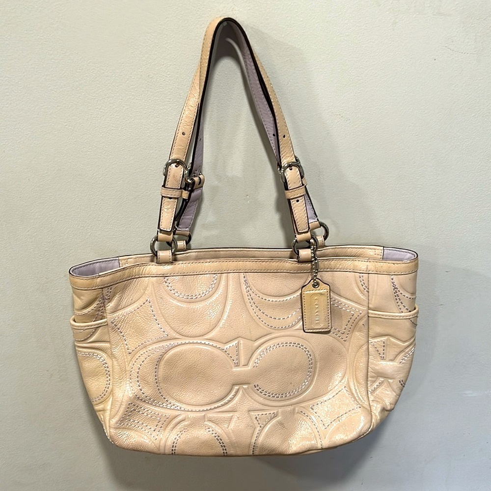 Coach shoulder purse w outer pockets on each side